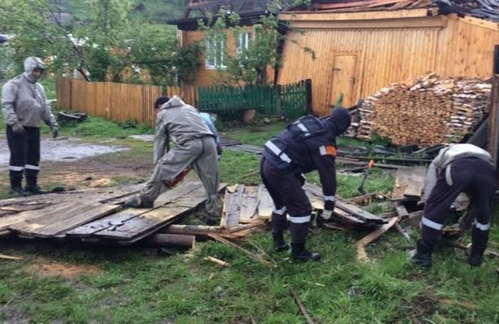 Спасатели в действии: уникальная борьба с последствиями урагана на Урале