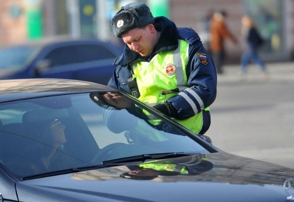 Нужно ли включать аварийную сигнализацию при остановке инспектором ГИБДД?