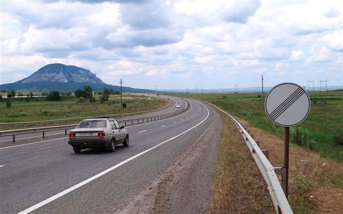 Знак «Остановка запрещена» со стрелкой вниз и вверх