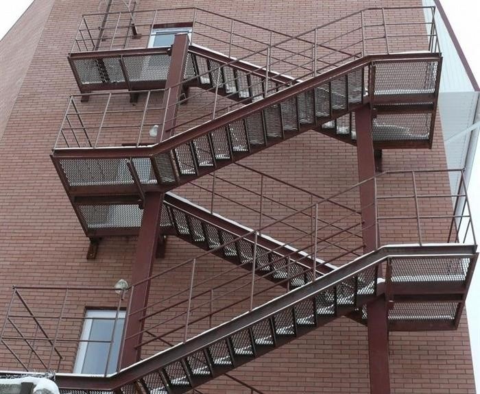 Общие требования к размерам наружных пожарных лестниц в складских зданиях