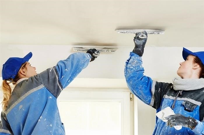 Отремонтировать потолок в комнате: шпатлевание
