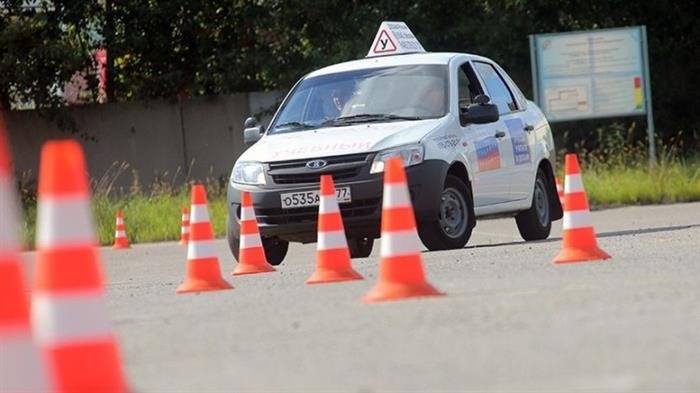 При сдаче экзаменов в салоне могут находиться другие люди